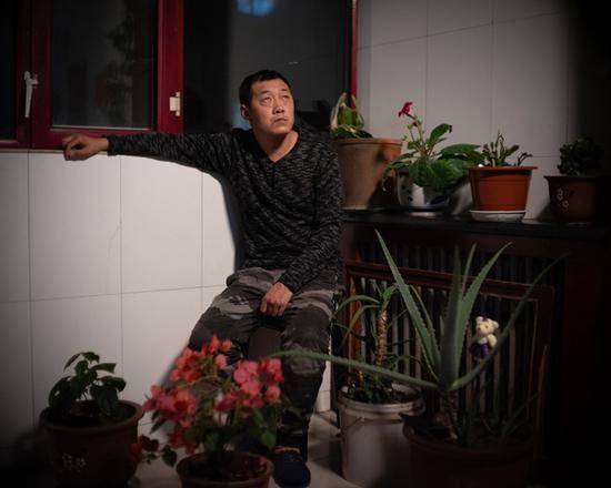 王成，生于1981年。2003年，他和同事在收废品时误触毒气筒，毒液洒在鞋上，渗入脚面。当夜剧烈呕吐，双眼失明，身上长满水泡。