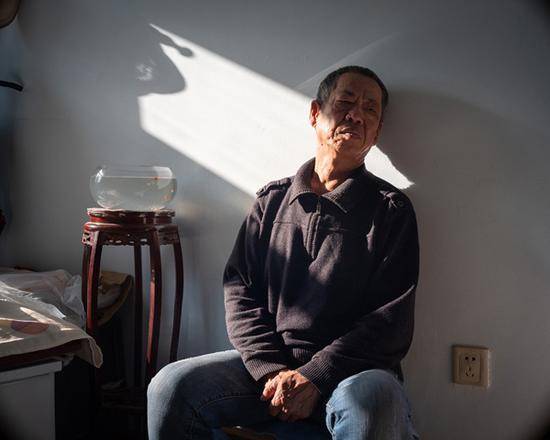 刘建彬，生于1955年，在收废品的时候接触到毒气筒，进入医院治疗。出院后经常头疼，并伴随顽固性感冒。