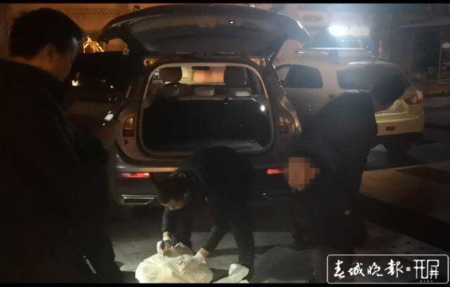 视频截图：民警正在现场清理缴获毒品
