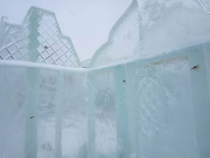 俄罗斯秋明市打造冰雪小镇冰雕里面有被冰冻的鱼