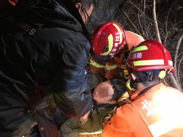 北京一男子坠崖受伤，消防徒步三公里救人