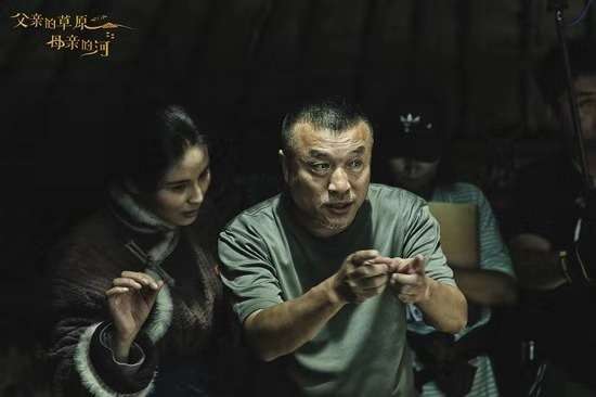 康洪雷执导​新剧《父亲的草原母亲的河》致敬家乡内蒙古