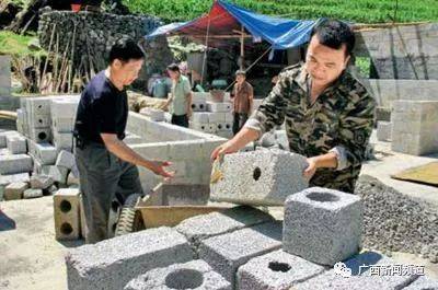 黄景教（右一）利用双休日，帮助贫困户黄瑞忠推倒危房重建新房。