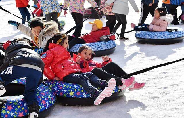 板厂小学、北京汇文实验小学学生“逐梦冰雪”鸟巢撒欢