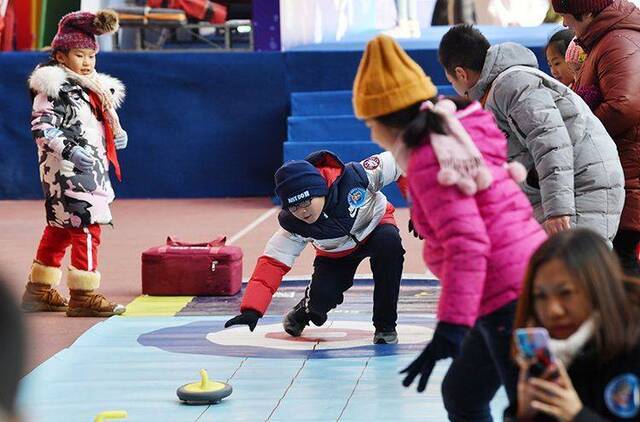 板厂小学、北京汇文实验小学学生“逐梦冰雪”鸟巢撒欢