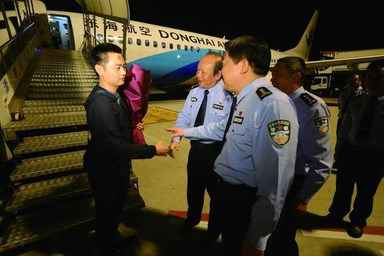 2019年5月22日凌晨，南通反诈骗民警周小兵被强制休假回到南通。