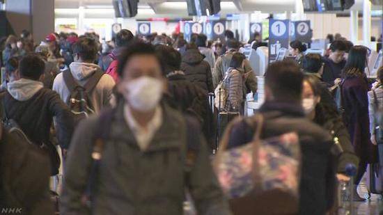 成田机场的拥挤人潮。（图源：NHK）