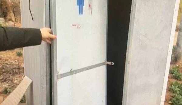 央视记者暗访安徽阜阳厕改乱象 被村干部抢夺手机