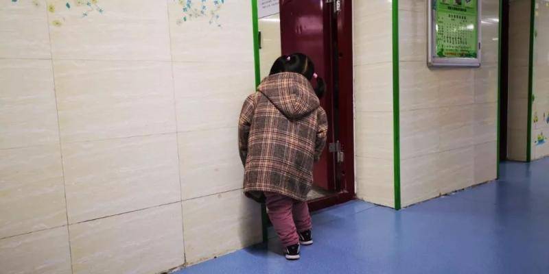 4岁女孩教室门口“罚站”？背后故事让人心疼
