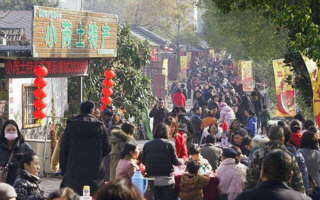 南京高淳摆200桌“长街宴” 两村千人共贺新年