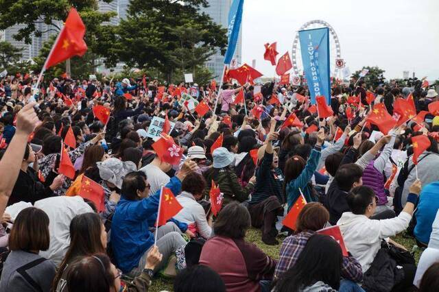 挥舞五星红旗的香港市民