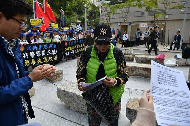 香港政治团体向警方请愿：维护国旗尊严 保护警队安全