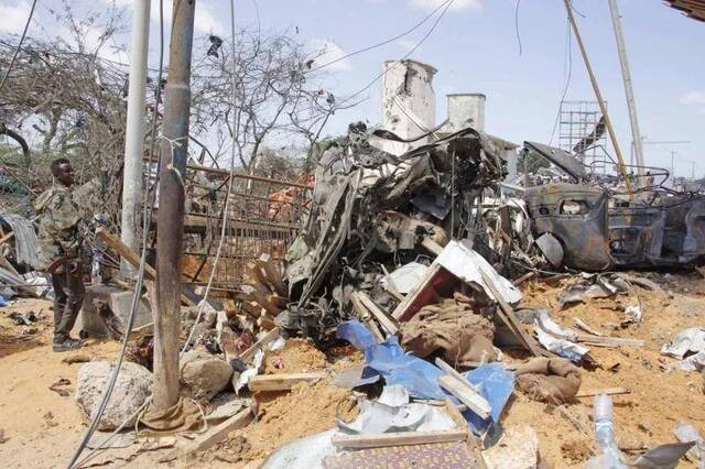 索马里首都遭汽车炸弹袭击已致76死 现场惨烈(图)