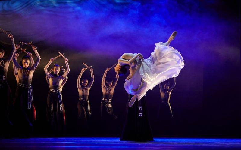 北京舞蹈学院舞蹈诗《生命的壮彩》上演，灵感来自闻一多
