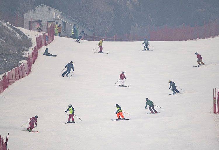 助力冬奥 激情冰雪 延庆举办大众滑雪比赛