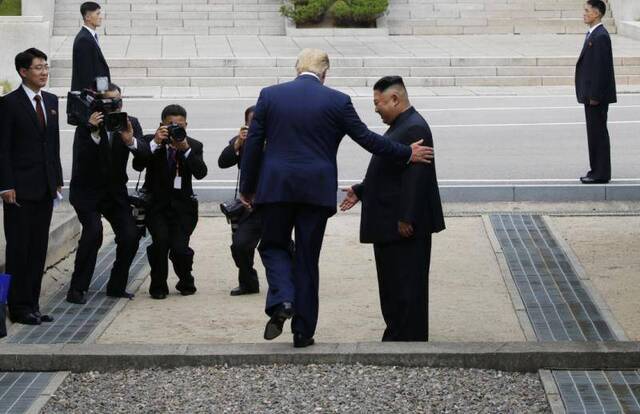 6月30日，美国总统特朗普在板门店与朝鲜最高领导人金正恩握手会面后，跨越军事分界线来到朝方一侧。（新华社/纽西斯通讯社）