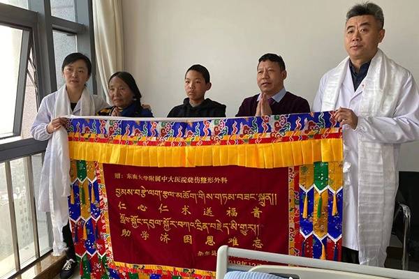 中大医院多学科大会诊，为藏族男孩“造耳”定方案