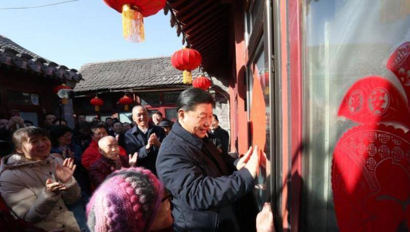 △今年2月，习近平在北京草厂四条胡同向这里的老街坊们祝福新年。