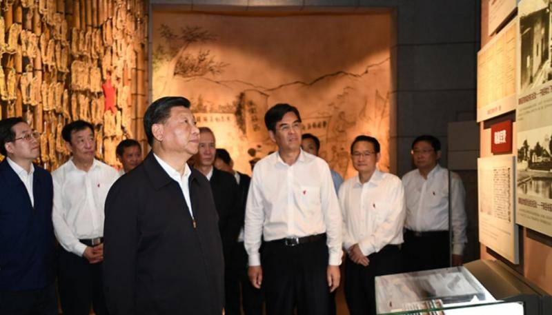 △习近平在江西于都县中央红军长征出发纪念馆参观。