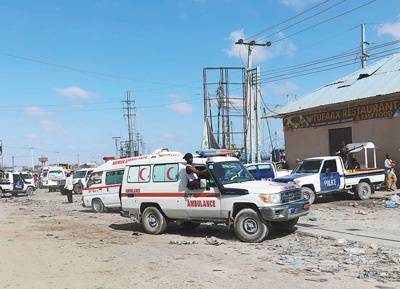 12月28日，在索马里首都摩加迪沙，救护车在炸弹袭击现场参与救援。