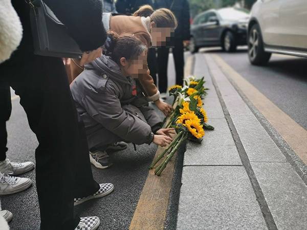 12月29日下午，小雨的朋友前往事发现场献花悼念。本文图片除署名外，均为澎湃新闻记者王鑫图