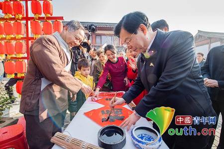 曾文明写下“福”字，祝愿文旅节取得圆满成功。章璋摄