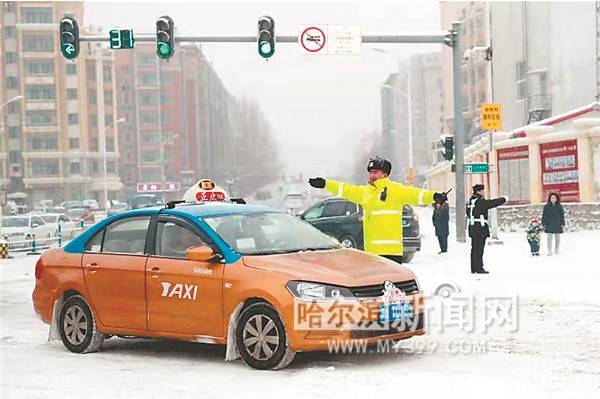 1800余冰城交警保路畅护民安