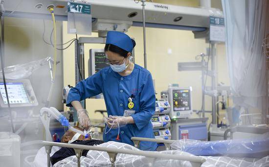 5月1日，宁夏医科大学总医院急诊科的护士为患者做护理。新华社图