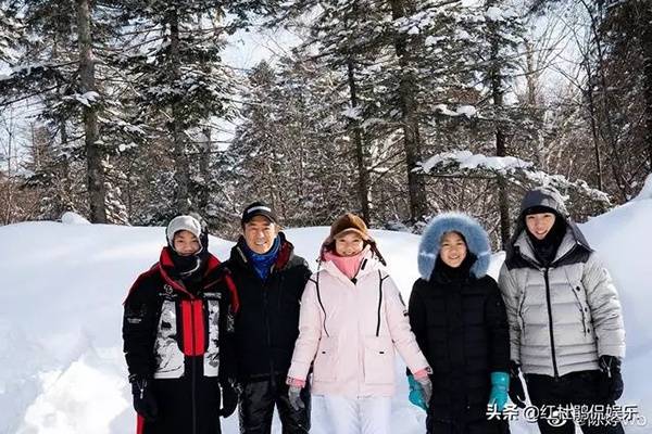 黑龙江交警护送大雪滞留游客 张艺谋也在其中(图)