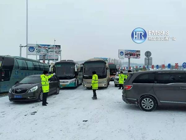 黑龙江交警护送大雪滞留游客 张艺谋也在其中(图)