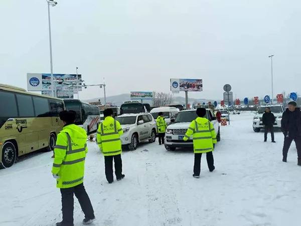 黑龙江交警护送大雪滞留游客 张艺谋也在其中(图)