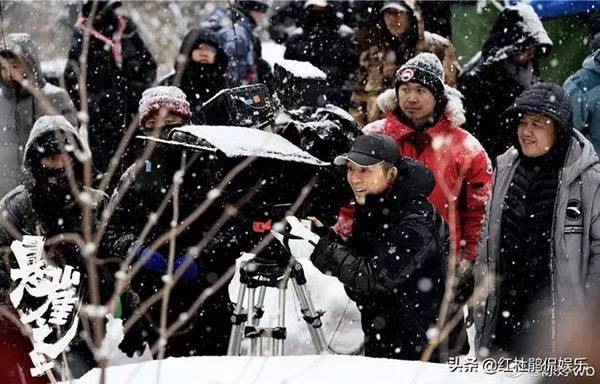 黑龙江交警护送大雪滞留游客 张艺谋也在其中(图)