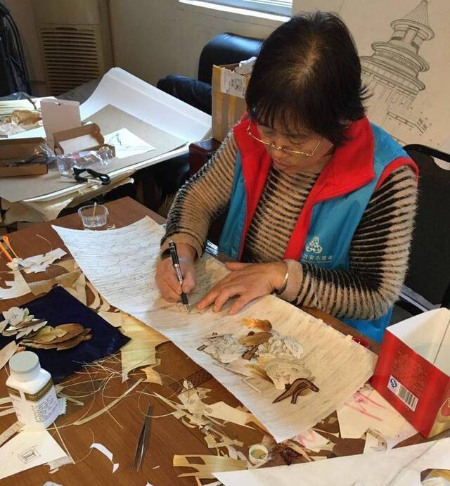 用麦秆作画 门头沟小村落靠艺术致富