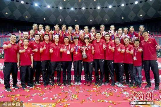 资料图：2019年女排世界杯颁奖仪式上，中国女排登上世界杯最高领奖台，实现了三大赛十冠王的壮举。LEO摄