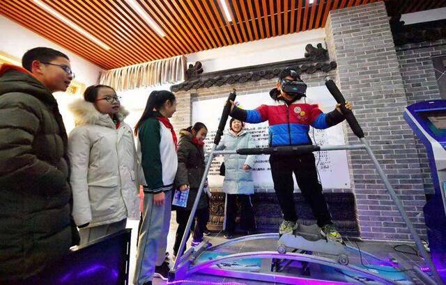 VR滑雪、旱地冰壶 北京小学万年花城分校“冰雪贺岁”