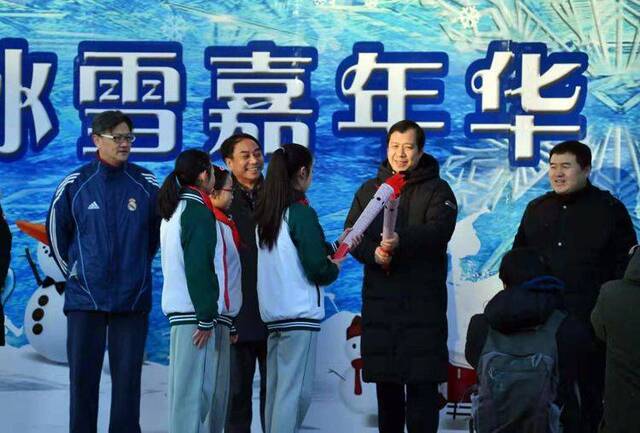 VR滑雪、旱地冰壶 北京小学万年花城分校“冰雪贺岁”