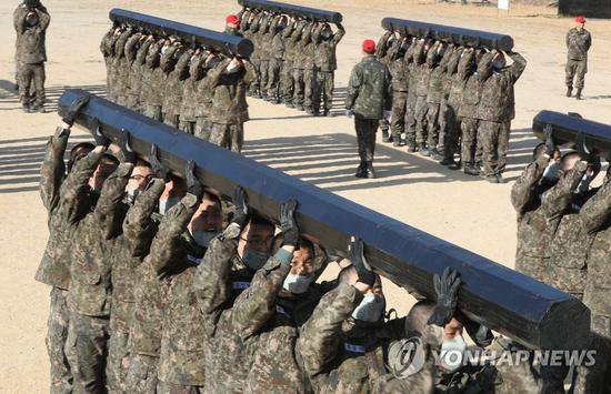 2019年1月29日，在韩国一韩军训练营的一群新兵图源：韩联社