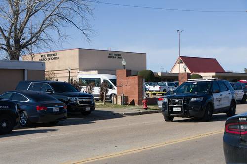 12月29日，在美国得克萨斯州沃斯堡市西郊的怀特塞特门市，警车在发生枪击的教堂外巡逻。新华社发