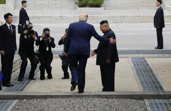  6月30日，正在韩国访问的美国总统特朗普在板门店与朝鲜最高领导人金正恩握手会面后，跨越军事分界线来到朝方一侧。