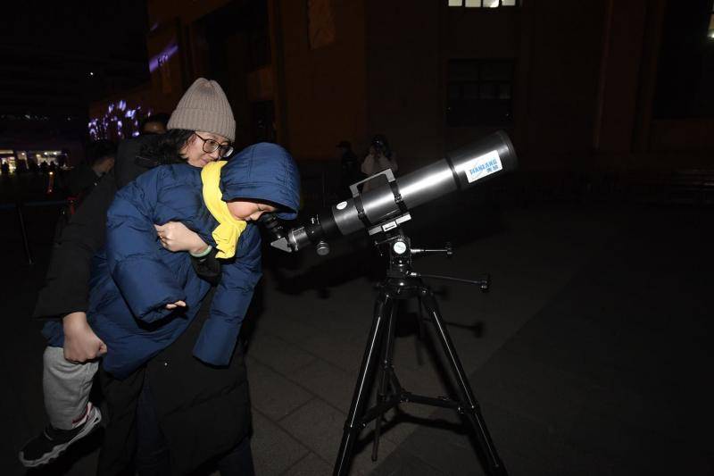 观测月球、天文拓印，北京天文馆举办新年活动