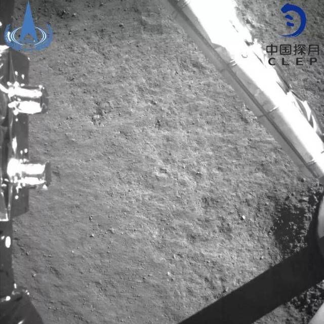 ▲嫦娥四号探测器月球背面软着陆后降落相机拍摄的图像