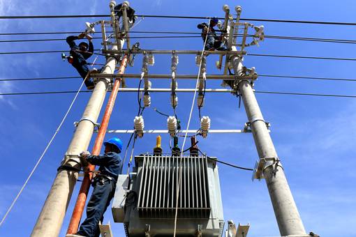 南疆四地州深度贫困地区脱贫攻坚电网工程全面完工