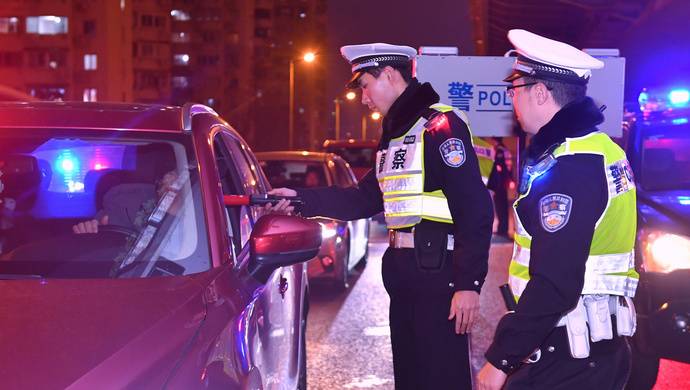 嫌女代驾开车慢，酒驾男亲自上阵……老毛病又犯了？上海今年已查获这项违法1.8万起