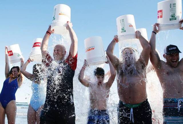 上千名民众齐聚美国麻省海滩跳海纪念冰桶挑战发起人弗拉泰斯（Pete Frates）