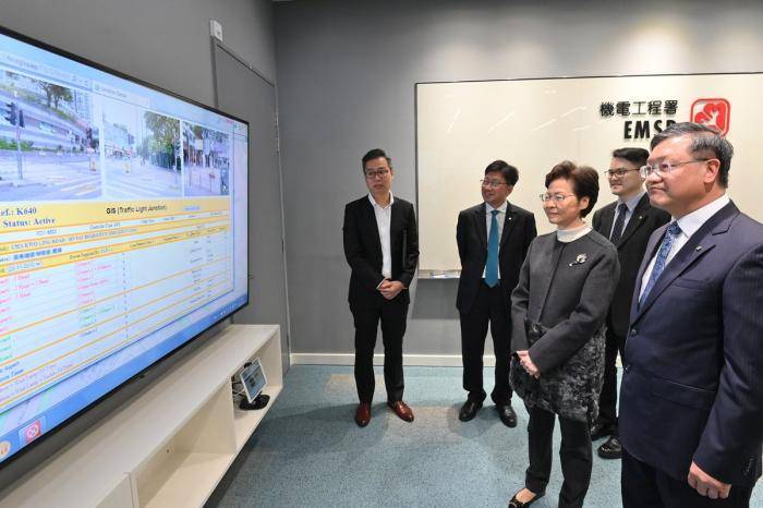 林郑月娥（左三）到访香港机电工程署，听取有关监察交通灯系统运作的简介。图片来源：香港特区政府新闻网