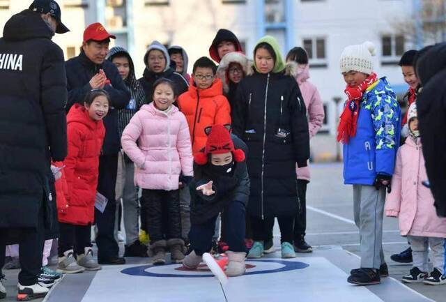 VR滑雪、旱地冰壶……北京小学万年花城校“冰雪贺岁”