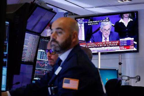  2019年10月13日，纽约证券交易所电视屏幕上，正播放美联储主席鲍威尔出席美国国会听证会的新闻。新华社/美联