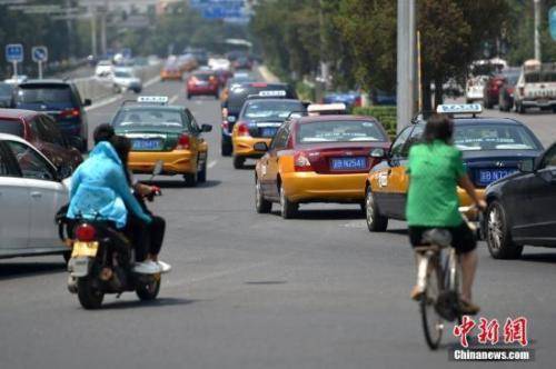 资料图：居民打车出行需求旺盛。中新网记者金硕摄