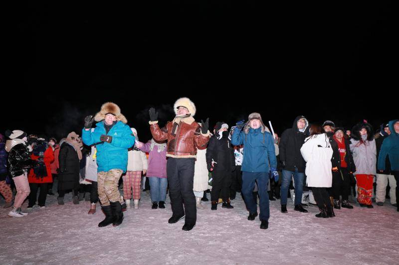 北极村里跨年夜 三千多游客载歌载舞