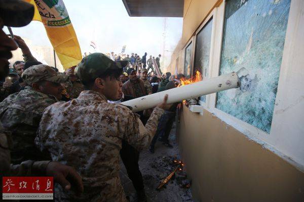 外媒：伊拉克抗议者冲击美国使馆 高喊“打倒美国”